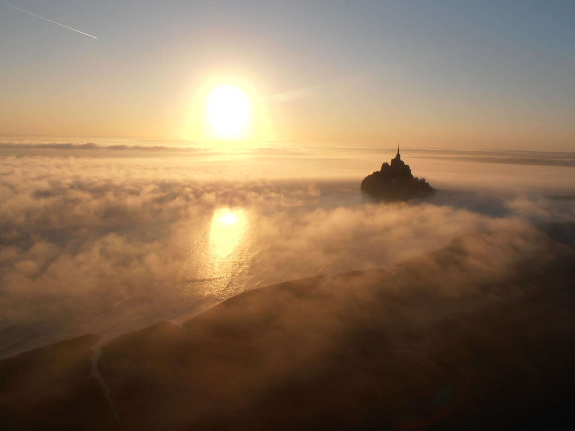 Photo d'un lever de soleil sur le Mont Saint Michel